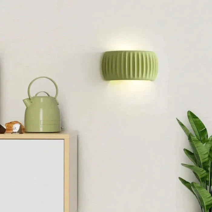 Indirecte LED sfeerverlichting, creëert een zachte gloed in huis.