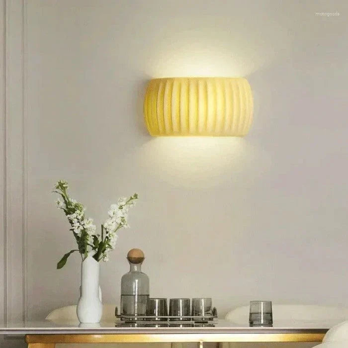 Gang LED wandlamp, een moderne toevoeging die de ruimte opfleurt.