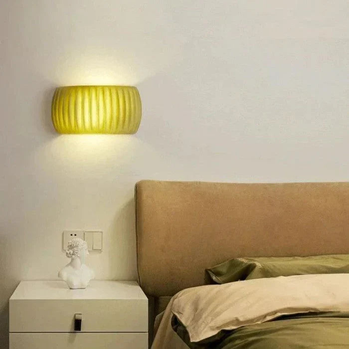Moderne wandlamp met geïntegreerde LED verlichting, voor optimale sfeer.