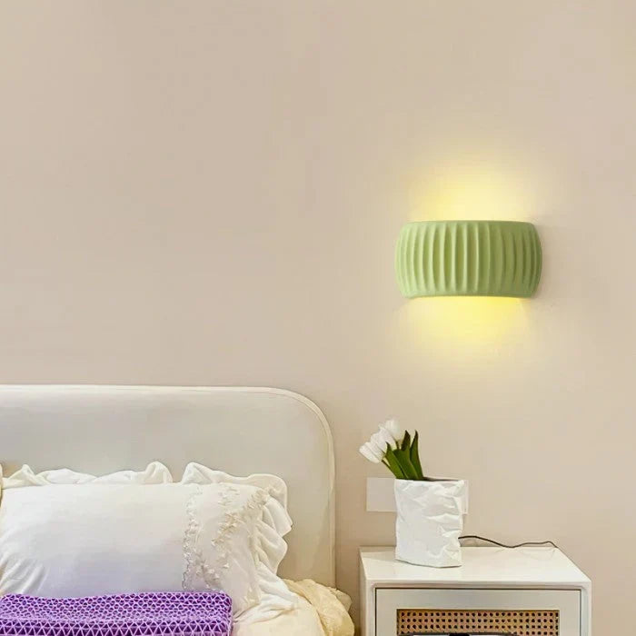 Compacte moderne LED wandlamp, ideaal voor kleinere ruimtes of accentverlichting.