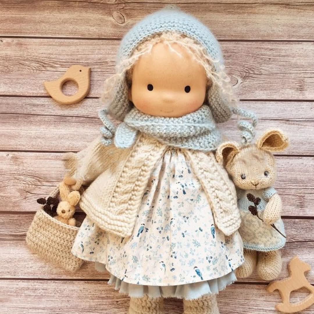 Veilige, handgemaakte Waldorf pop van 30 cm, perfect als natuurlijk speelgoed of kraamcadeau voor baby's.