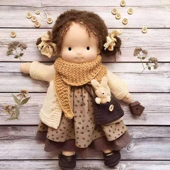 Zachte, milieuvriendelijke Waldorf knuffelpop, handgemaakt van natuurlijke materialen. Veilig voor kinderen.