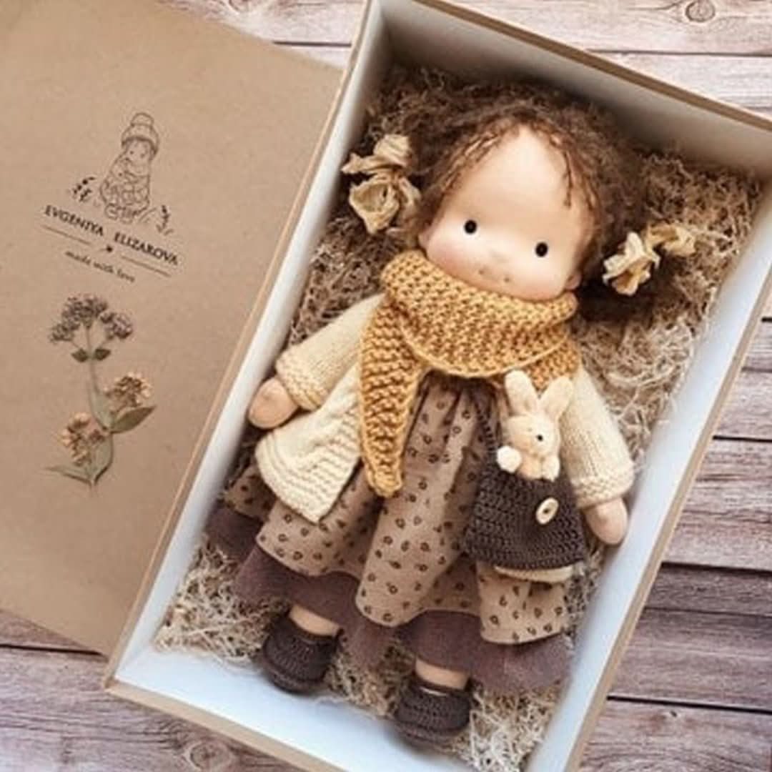 Handgemaakte Waldorf pop (30 cm) voor kinderen, natuurlijk en veilig speelgoed. Ideaal voor rollenspel.