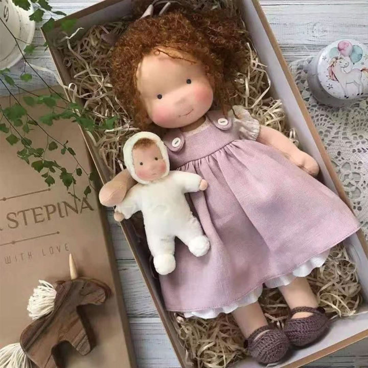 Educatieve stoffen Waldorf pop (30 cm) stimuleert creatief rollenspel en fantasie bij kinderen.