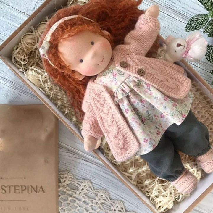 Lieve Waldorf pop, handgemaakt van natuurlijke stoffen. Een veilig en zacht knuffelpopje voor kinderen.