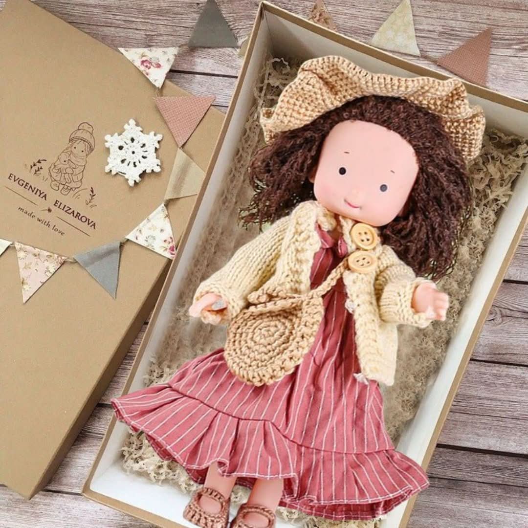 100% natuurlijke materialen Waldorf pop, handgemaakt en veilig voor alle kinderen. Milieuvriendelijk.