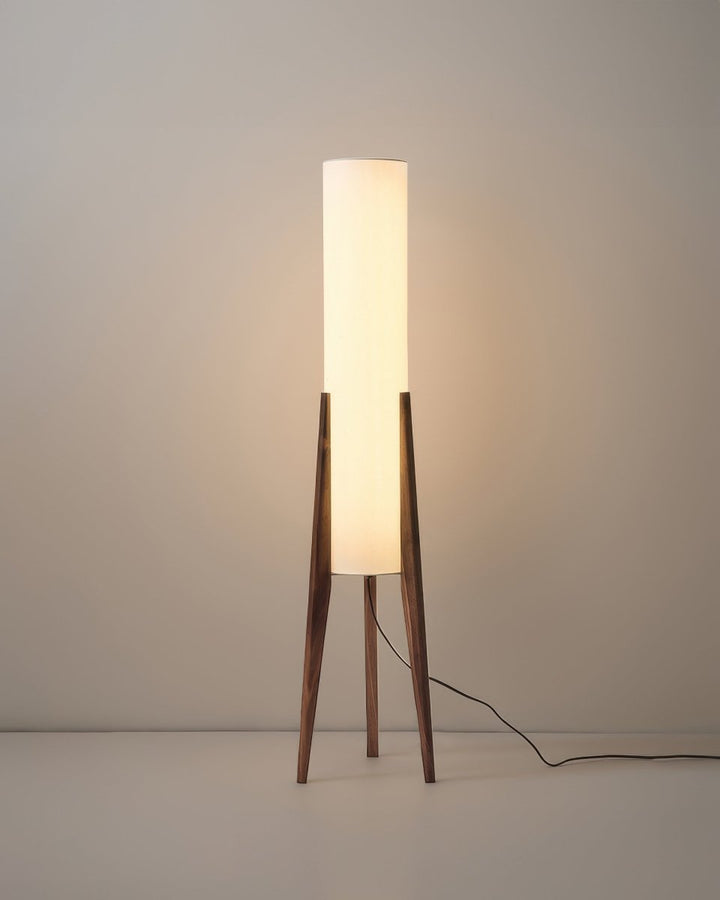 Vloerlamp van walnoothout, modern design & natuurlijke sfeerverlichting voor hedendaagse interieurs.
