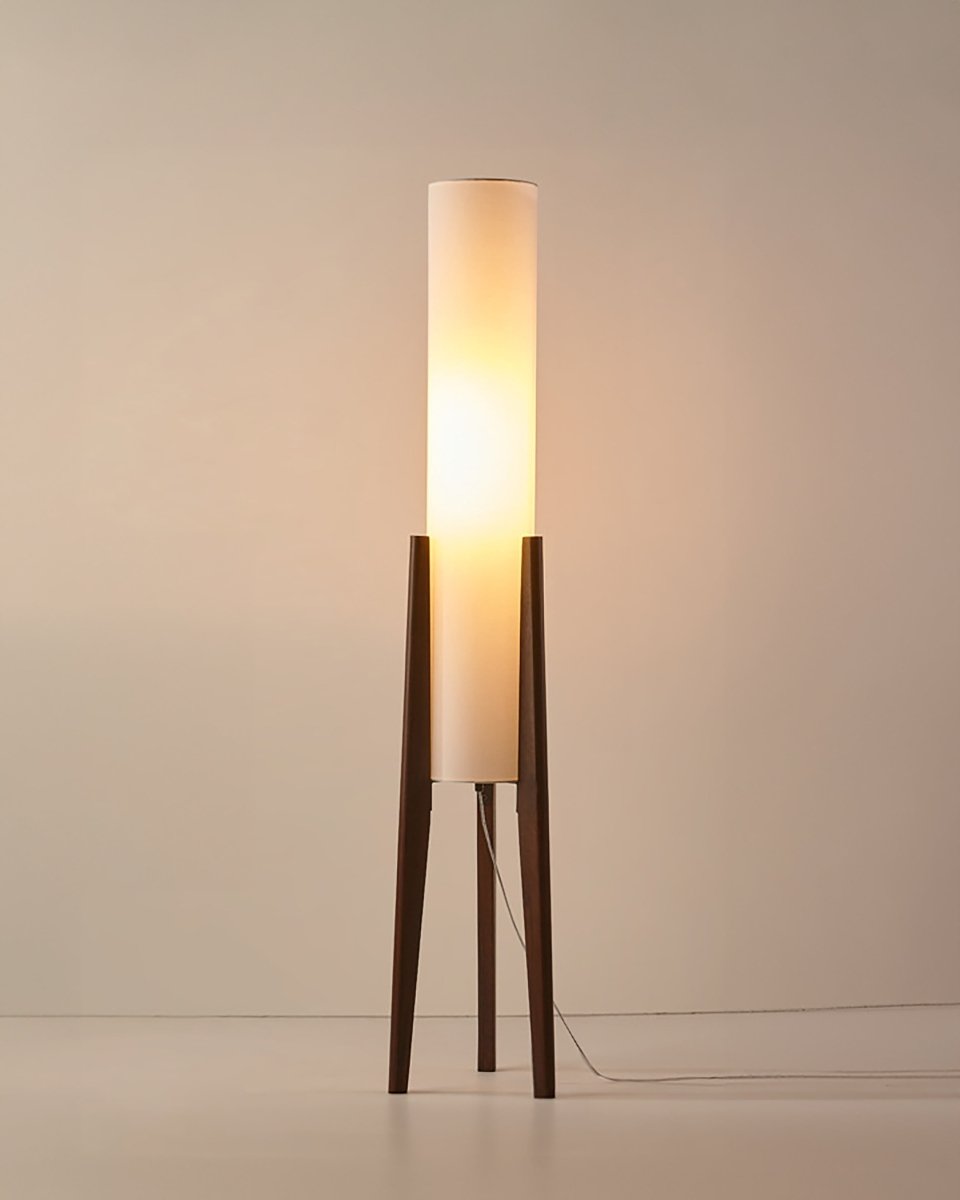 Walnoothouten vloerlamp met modern design, perfect voor warme sfeerverlichting in de woonkamer.