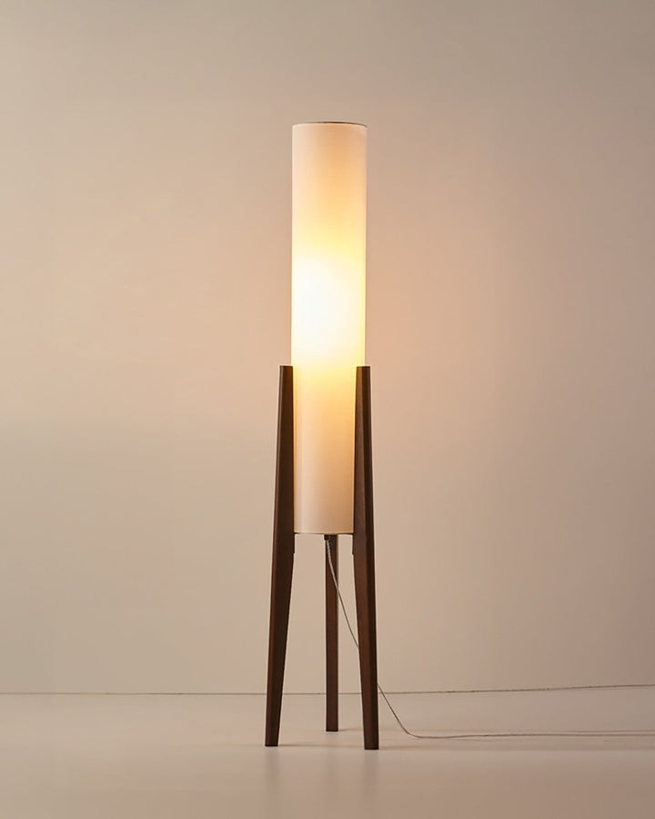 Walnoothouten vloerlamp met modern design, perfect voor warme sfeerverlichting in de woonkamer.