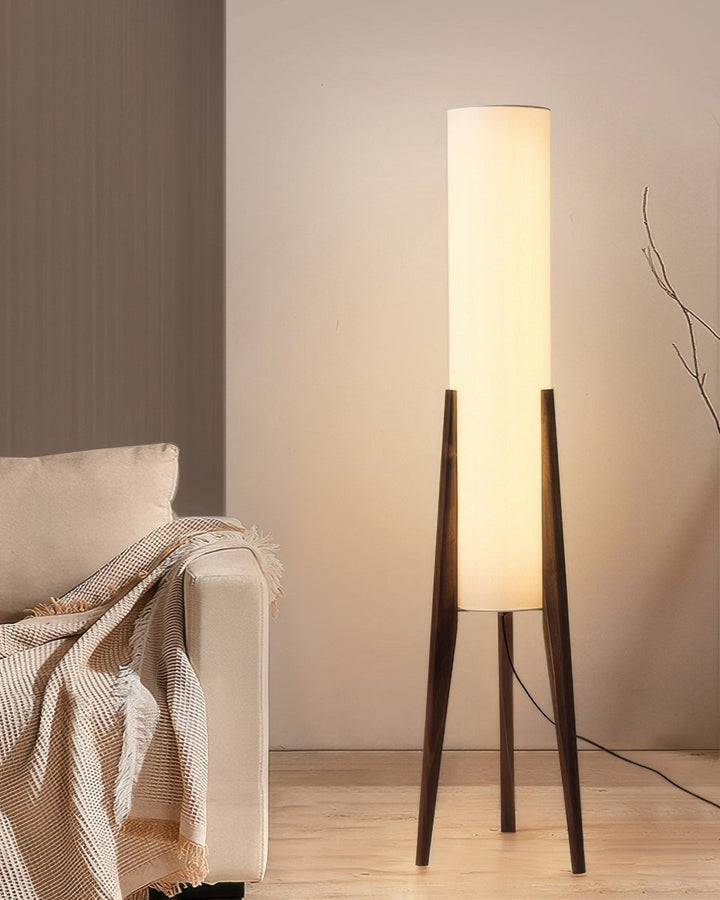 Moderne design vloerlamp van walnoothout, creëert natuurlijke sfeer in slaap- of woonkamer.