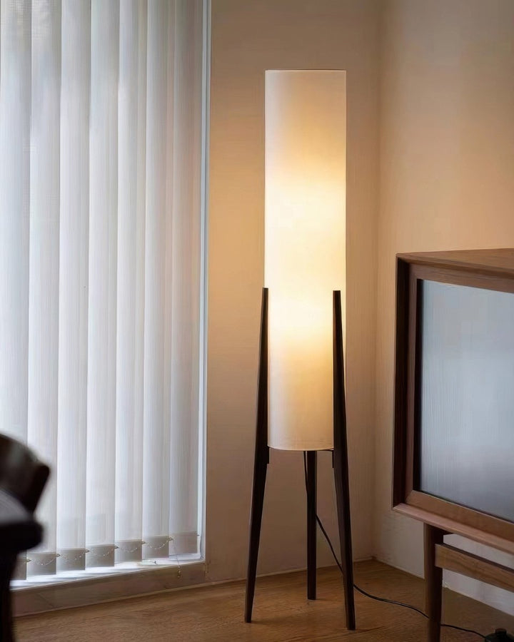Unieke walnoothouten designlamp, een blikvanger met warme sfeer in elke woonruimte.
