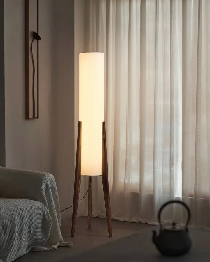 Elegante walnoothouten vloerlamp, strak modern design met sfeervolle LED binnenverlichting.