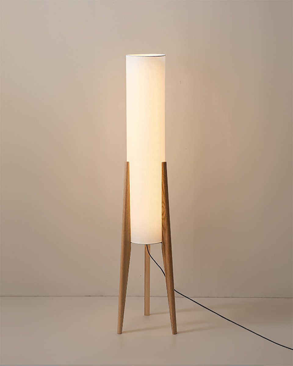 "Walnoot houten vloerlamp met modern design, sfeervolle verlichting en elegante houtnerf, hoogte 150 cm, donkerbruin."