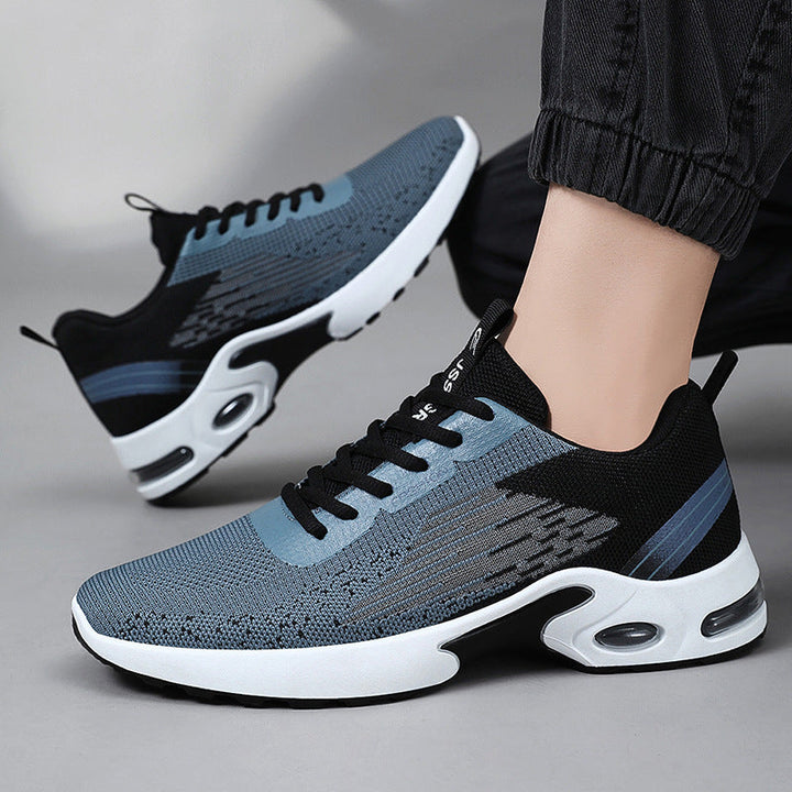 Gedetailleerde close-up van heren orthopedische sneakers; ademend materiaal voor comfort en dagelijks gebruik.