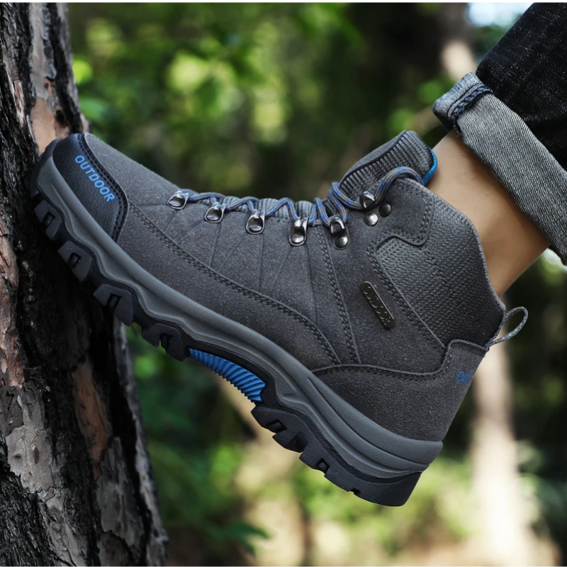 "Wandelschoenen heren, waterdicht en slipvast, robuust design in zwart-blauw; ideaal voor outdooractiviteiten."