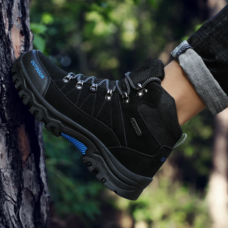 "Wandelschoenen heren, waterdicht en slipvast, robuust design in zwart-blauw; ideaal voor outdooractiviteiten."