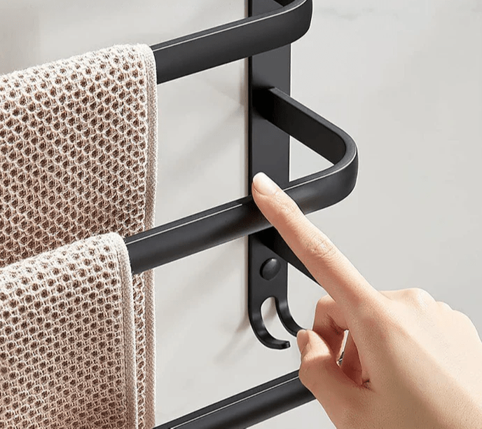 Aluminium badkamer wandrek met flexibele armen, perfect voor handdoeken en opbergen in de douche.
