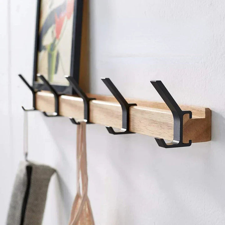 Zwarte wandkapstok met verstelbare haken voor optimale halorganisatie. Modern Nordic design van aluminium en rubberhout.