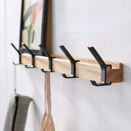 "Wandkapstok met verplaatsbare haken, zwart rubberhout en aluminium, minimalistisch design voor hal of slaapkamer."