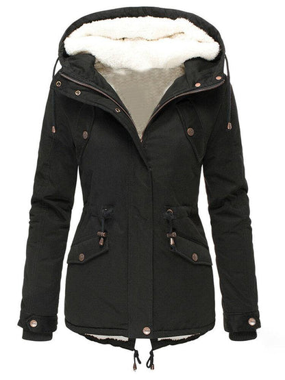 "Warm, waterafstotende winterjas voor vrouwen, stijlvol ontwerp, model draagt jas, ideaal voor koude dagen met regen."