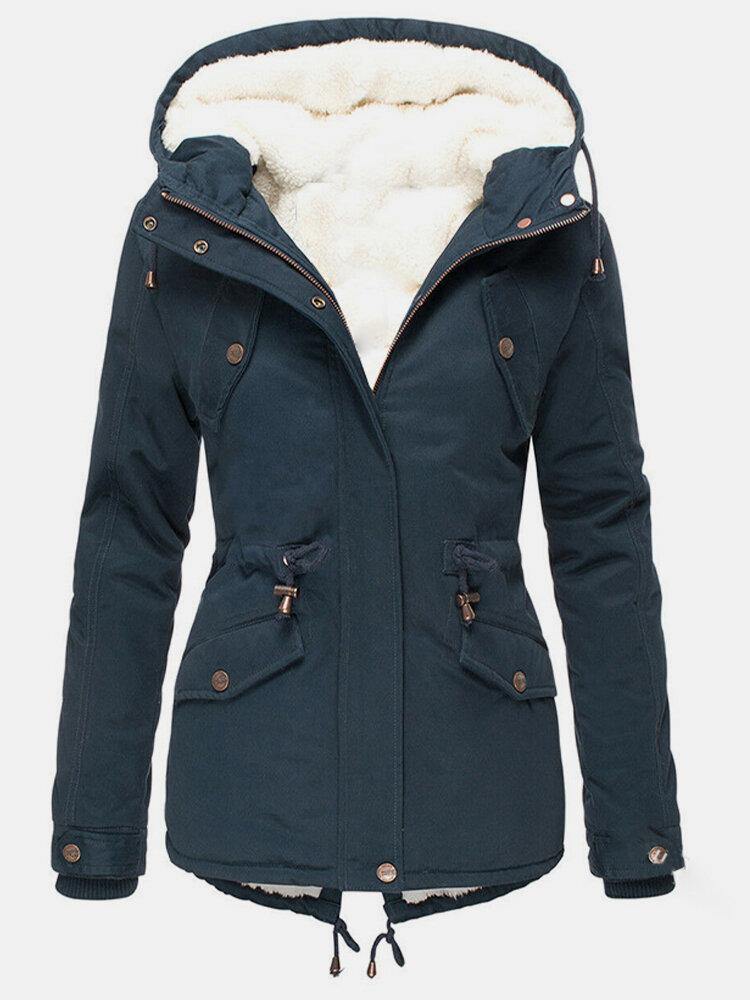 "Warm, waterafstotende winterjas voor vrouwen, stijlvol ontwerp, model draagt jas, ideaal voor koude dagen met regen."
