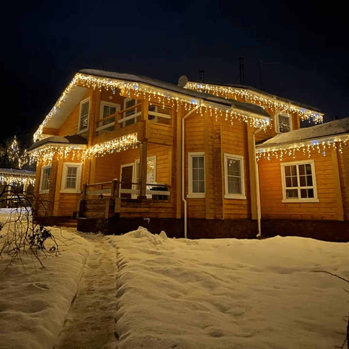 Mooi LED feestverlichting gordijn, creëert een magische ambiance voor tuinfeesten. Eenvoudig op te hangen.