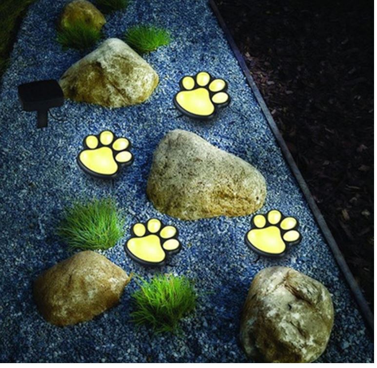 Praktische hondenpoot solar grondspot voor heldere en decoratieve LED padverlichting in elke tuin.