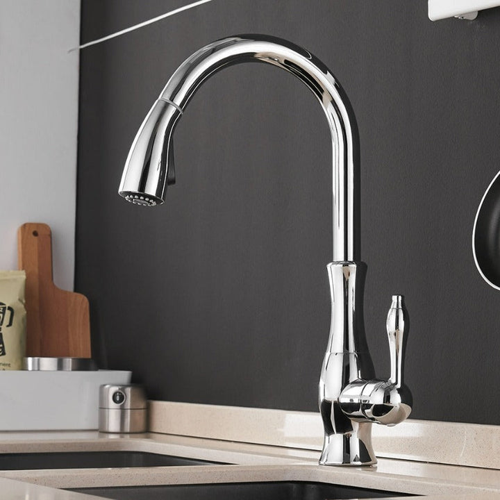 Detail van de uittrekbare sproeikop van de zwarte keukenkraan. Modern en ergonomisch keukendesign.