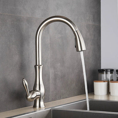 Flexibele uittrekbare keukenkraan, perfect voor een stijlvolle en functionele spoelbak. Modern keukendesign.