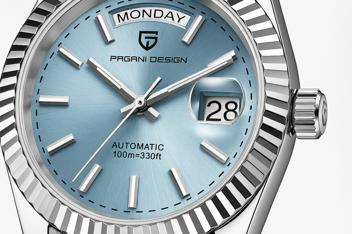 Elegant automatisch herenhorloge met kalenderfunctie, gepresenteerd als tijdloos accessoire.