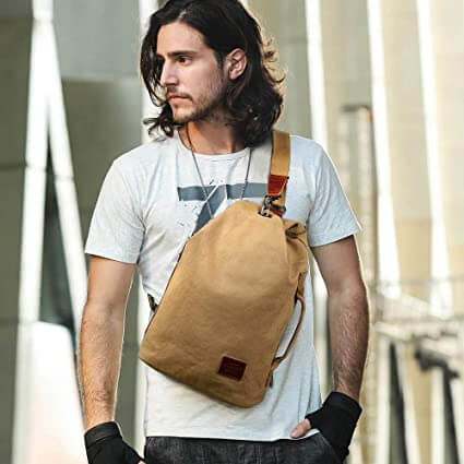 Heren casual canvas slingbag in outdoor omgeving, perfect voor wandelingen en avonturen.