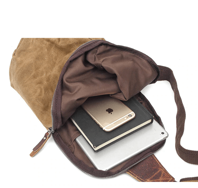 Man draagt casual waterdichte canvas crossbody tas, comfortabel en praktisch voor onderweg.