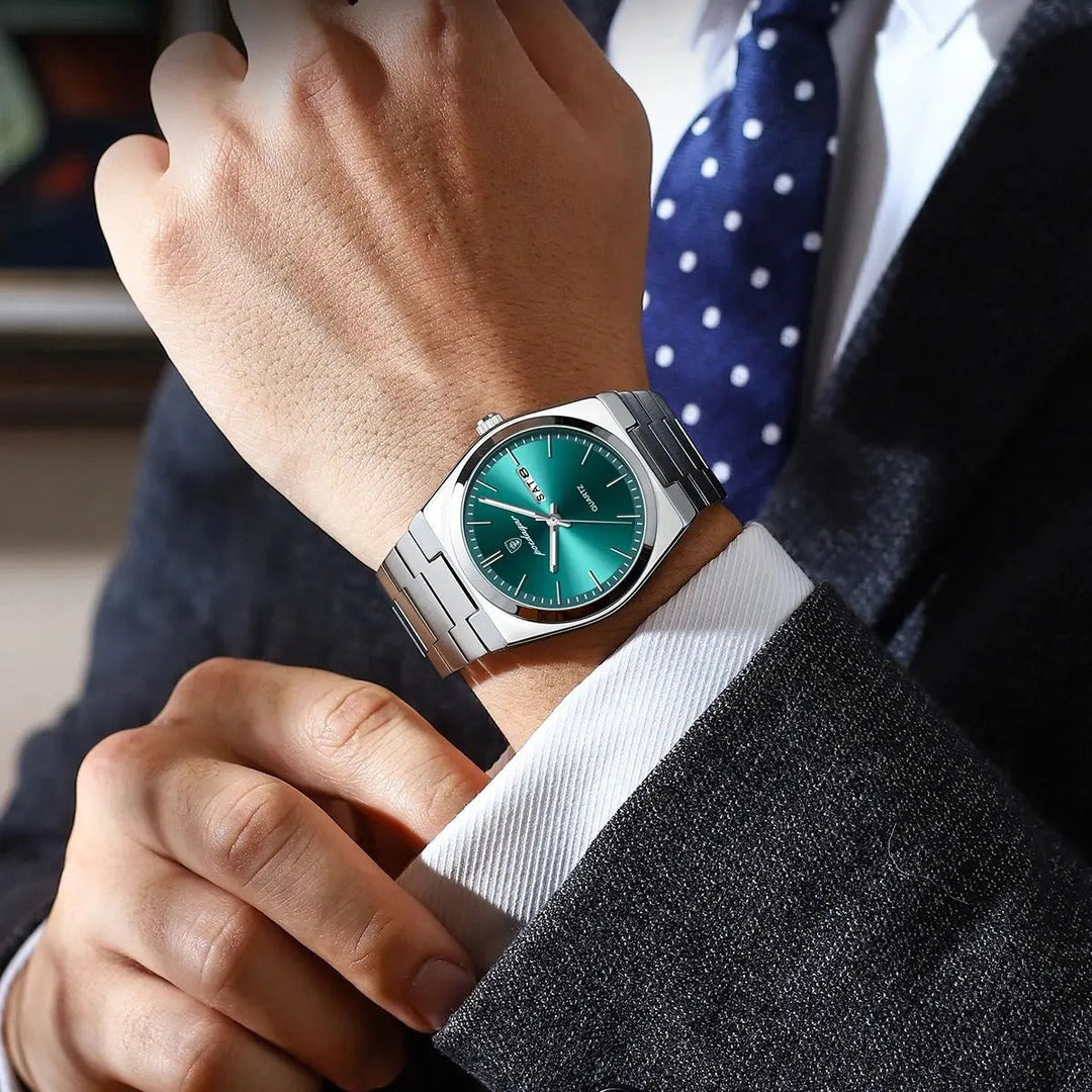 Robuust waterdicht herenhorloge van geborsteld roestvrij staal, perfect voor de moderne man.