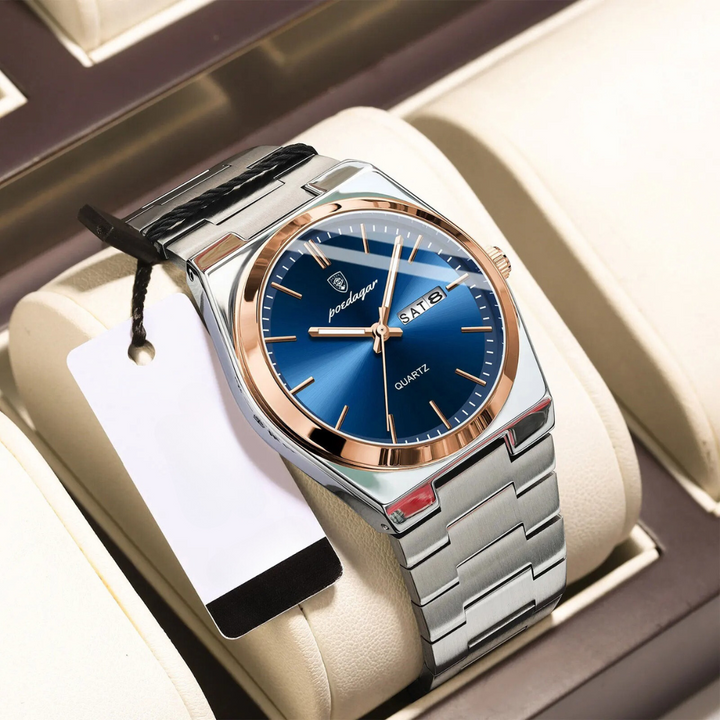 Elegant luxe herenhorloge van roestvrij staal op een donkere ondergrond, klaar om te dragen.