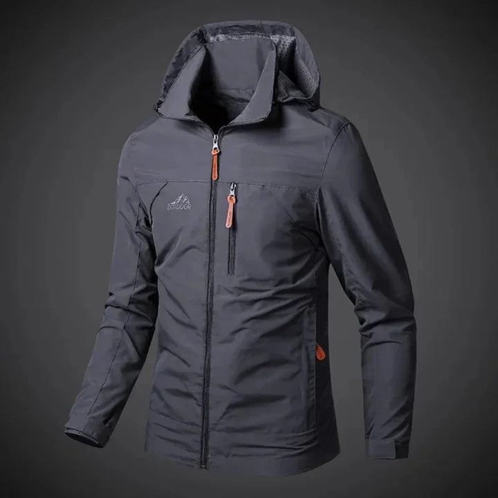 Actieve man in sportief waterdicht windjack. Perfecte lichtgewicht jas voor wandelen, fietsen en reizen.