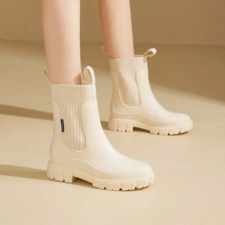 Zijaanzicht van waterdichte dames Chelsea boots met elastische inzet en stevige antislipzool voor winter.