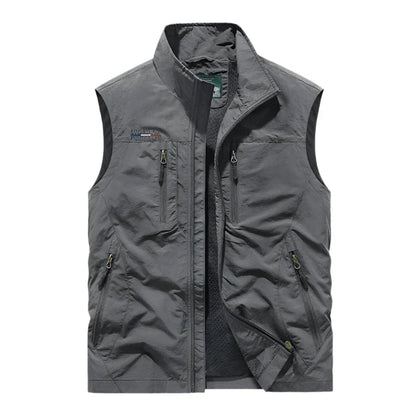 "Waterdichte heren bodywarmer met moderne pasvorm, multicolor ontwerp en functionele zakken voor buitenactiviteiten."