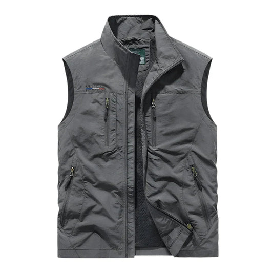 "Waterdichte heren bodywarmer met moderne pasvorm, multicolor ontwerp en functionele zakken voor buitenactiviteiten."