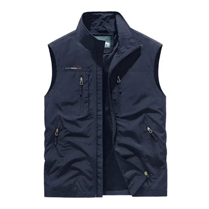 "Waterdichte heren bodywarmer met moderne pasvorm, multicolor ontwerp en functionele zakken voor buitenactiviteiten."