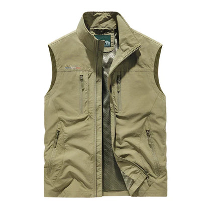 "Waterdichte heren bodywarmer met moderne pasvorm, multicolor ontwerp en functionele zakken voor buitenactiviteiten."