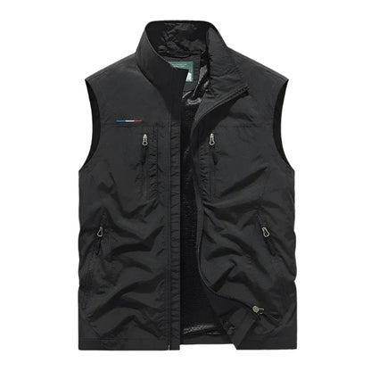 "Waterdichte heren bodywarmer met moderne pasvorm, multicolor ontwerp en functionele zakken voor buitenactiviteiten."