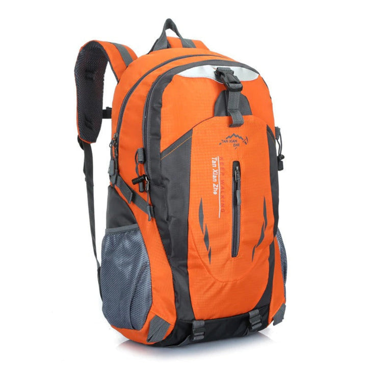Persoon draagt een unisex waterdichte rugtas tijdens een outdoor wandeling, perfect voor avontuurlijke reizen.
