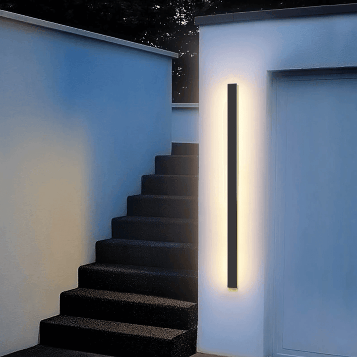 Strakke verticale LED wandlamp van aluminium, weerbestendig, voor moderne buiten- en gevelverlichting. Energiezuinig.