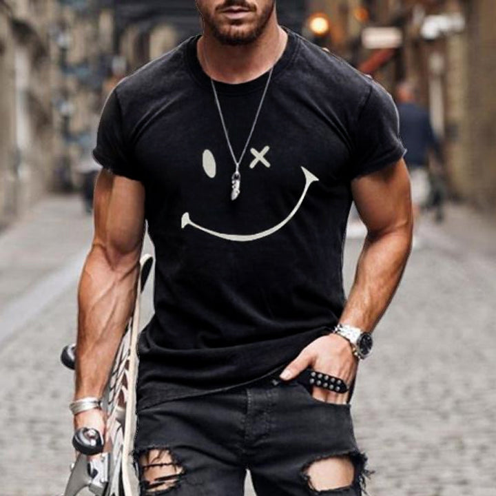 Casual heren t-shirt met opvallende grafische smiley print. Comfortabele ronde hals, korte mouw. Positieve stijl.
