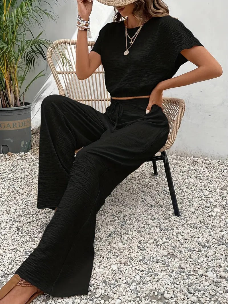 Stijlvolle dames zomerset: top met vleermuismouw en bijpassende broek, ideaal voor warme dagen.