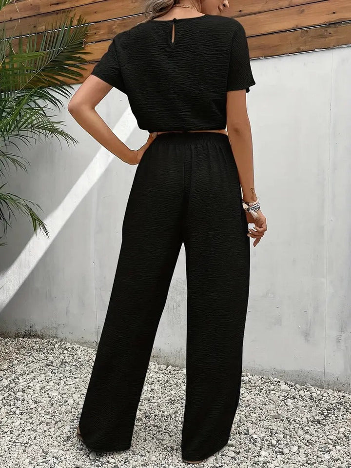 Modieuze tweedelige zomerset voor dames, inclusief comfortabele broek en losse top met vleermuismouw.