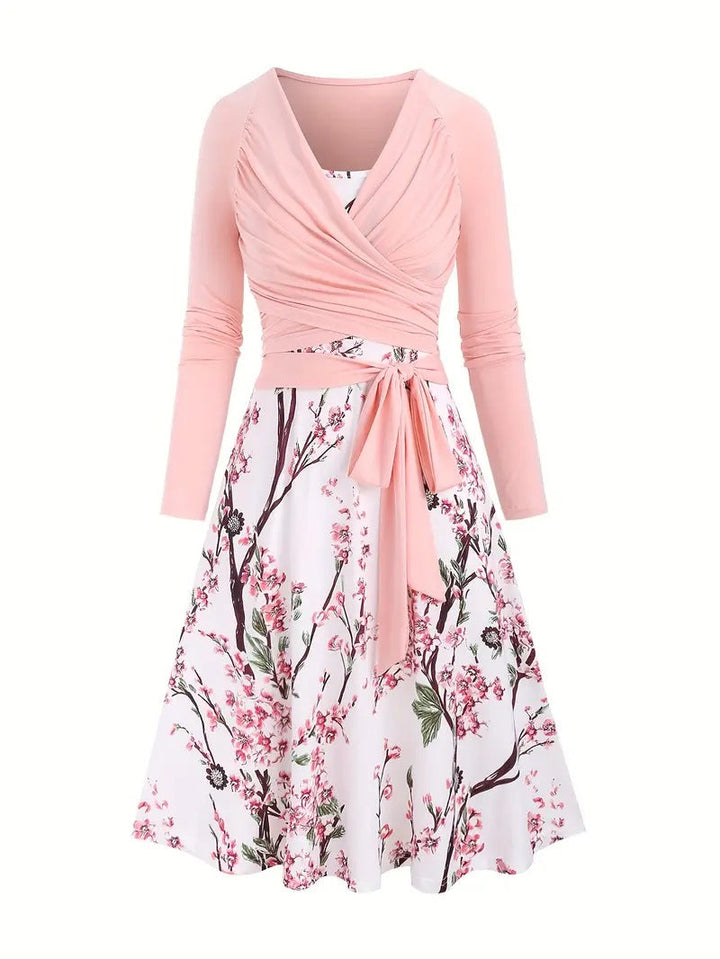 Dames fleurige tweedelige kledingset met levendige bloemenprint; stijlvol, comfortabel en perfect voor de zomer.