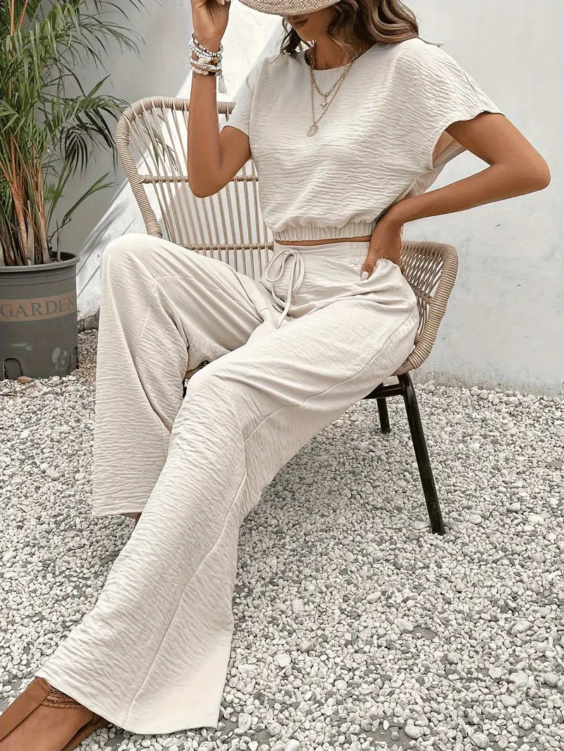 Trendy dameskleding: tweedelige zomerset met vleermuismouw top en comfortabele broek voor elke gelegenheid.