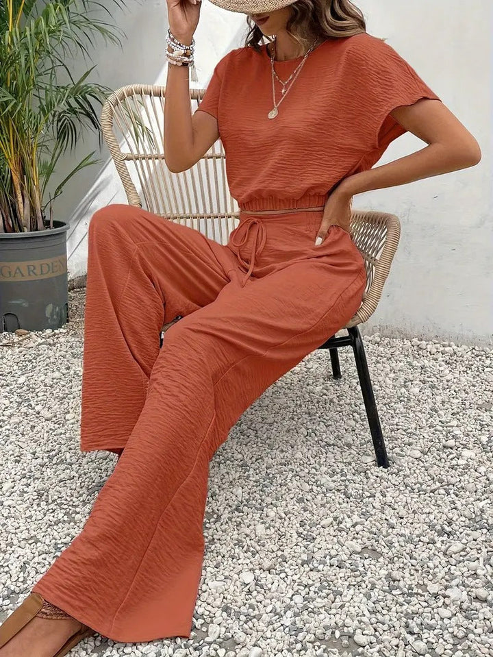 Elegante dames tweedelige zomerset, de vleermuismouw top en broek combineren stijl en gemak.