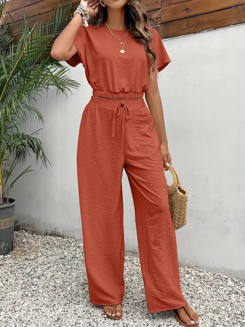Dames zomerset met wijde vleermuismouwen top en comfortabele broek, een trendy vakantie outfit.
